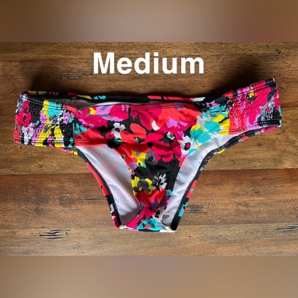 Roxy, bikini size small, medium, large - Picture 2 of 7